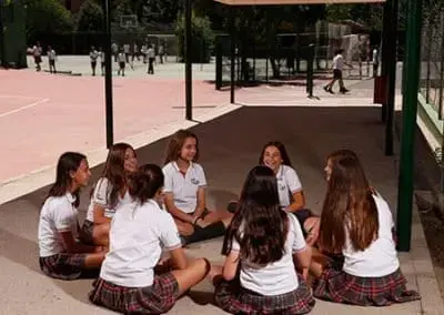 Alumnos de Secundaria de LOGOS en clase